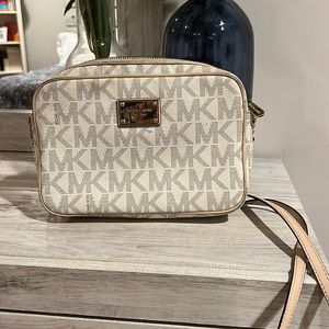 USED Michael Kors Women's Jet Set Item Crossbody Bag white monogram